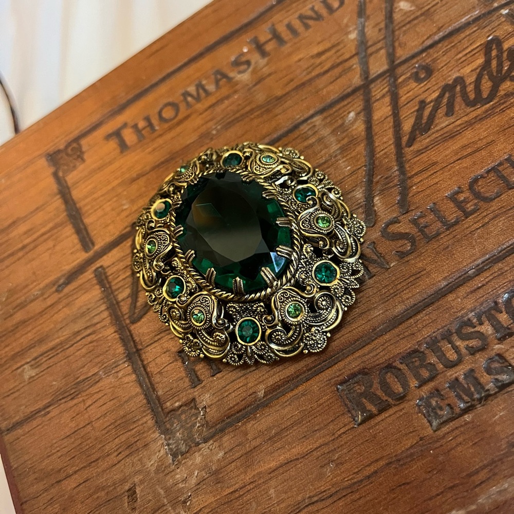 Vintage Ornate Gold and Green Gemstone Brooch - Picture 9 of 11